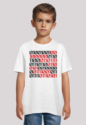 Weißes Baumwoll-T-Shirt mit einem grafischen Motiv aus Binärcode in Schwarz und Rot, kurzen Ärmeln, rundem Ausschnitt und lockerer Passform.