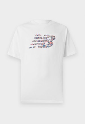 Camiseta de algodón blanca con un diseño del logo de New Balance multicolor que presenta formas abstractas en tonos de rosa, azul y naranja. Mangas cortas.
