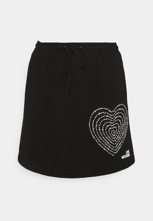 Czarna spódnica z elastycznym pasem i sznurkiem, z białym koncentrycznym wzorem serca oraz napisem "Love Moschino" po prawej dolnej stronie.