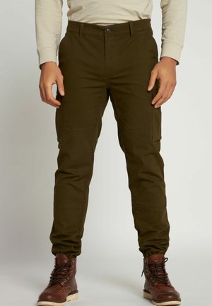 Olivgrüne Cargo-Hosen mit schmal zulaufenden Beinen, elastischen Bündchen, Fronttaschen und seitlicher Cargotasche; aus strapazierfähigem Stoff.
