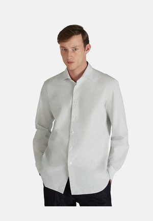 Wit shirt met lichtblauwe verticale strepen, met een button-down kraag, lange mouwen en een gebogen zoom. Gemaakt van een gladde stof.