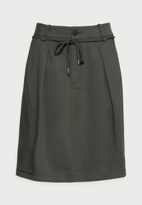 Kakaogrön kjol med en veckad design, dragsko i midjan och en enda knäppning, tillverkad av ett lätt och strukturerat tyg.