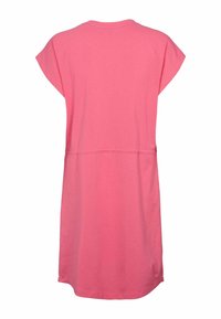 Rozā, īsām piedurknēm, mīksta auduma kleita, kurai ir brīvs piegriezums un pievilkts jostasvieta, veidojot formu bez papildu detaļām vai rakstiem.