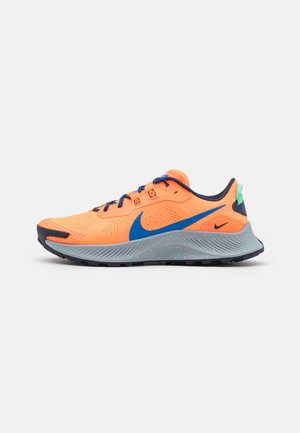 PEGASUS TRAIL 3 - Chaussures de running - total orange/signal blue/wolf grey/obsidian/green glow