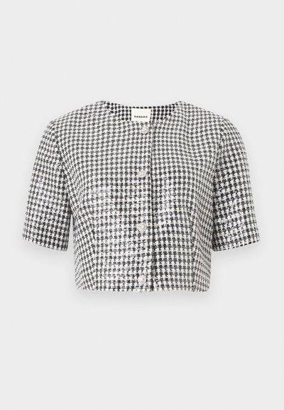 Veste courte en pied-de-poule noir et blanc avec manches courtes et boutons décoratifs en perles sur la fermeture avant.