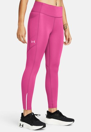 Leggings atletici aderenti rosa con una trama liscia, dotati di pannelli laterali in rete e dettagli cuciti, abbinati a scarpe da corsa nere.