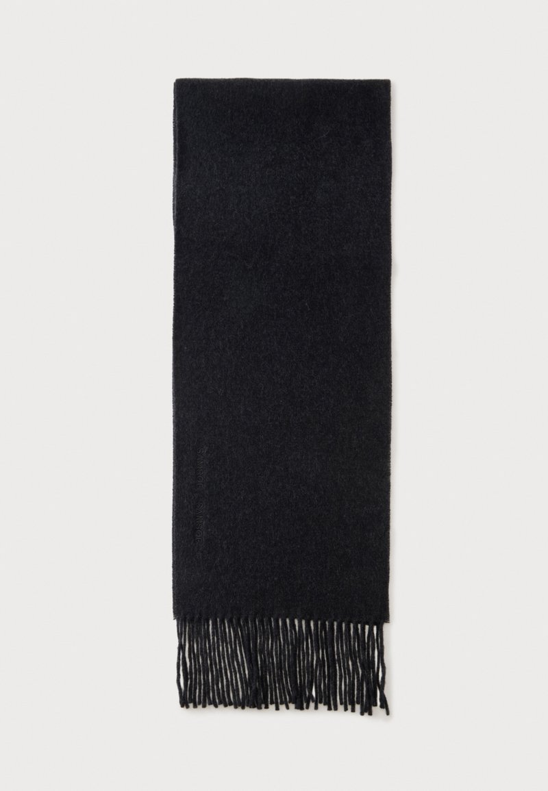 Écharpe rectangulaire en laine noire avec de longues franges à une extrémité, présentée sur un fond neutre uni.