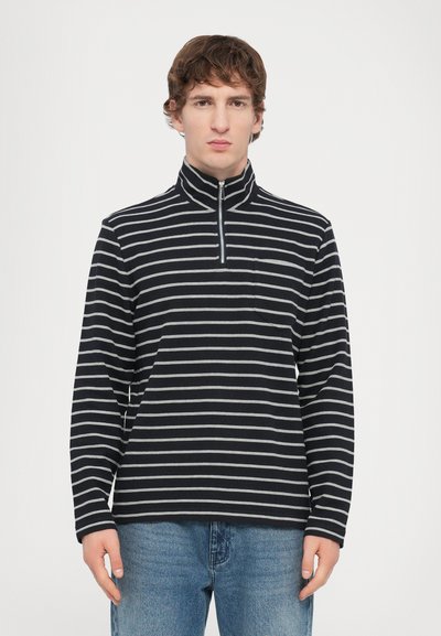 Marineblau- und grau gestreifter Pullover mit hohem Kragen, Viertelreißverschluss und einer Fronttasche. Weicher Stoff mit geripptem Textur.