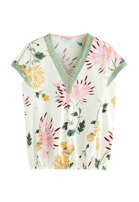 Bloemrijke blouse met korte mouwen en V-hals, voorzien van groene kantafwerking. Witte achtergrond met roze, gele en groene bloemenpatronen. Elastische zoom.