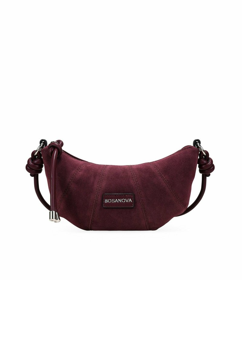 Bolso de bolso de ante burdeos oscuro con forma curvada, correa de cuero anudada, herrajes de plata y etiqueta de marca. Textura suave con detalles de costura.