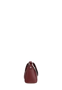 Borsa a mano in pelle rossa scura con forma triangolare, superficie testurizzata, manico corto e dettagli in catena argentata. Base liscia senza loghi visibili.