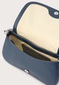 Borsa a mano in pelle blu testurizzata con patta aperta, che mostra l'interno in tessuto beige e una tasca interna nera con una carta all'interno.