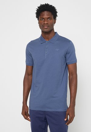 Koszulka polo z krótkim rękawem w ciemnoniebieskim kolorze, wykonana z bawełny. Posiada kołnierzyk, trzy guziki oraz subtelne logo na piersiach. Gładka texture.