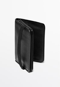 Czarny portfel ze skóry o gładkiej fakturze, dwuklapkowy, z elastycznym zapięciem na pasek, z zaokrąglonymi krawędziami i minimalistycznym stylem.