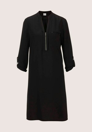 Zwart shirtjurk gemaakt van een gladde stof, met een ritsopening, een borstzak en omgeslagen mouwen met knoopaccenten.