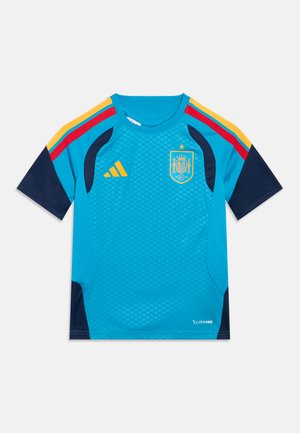 Blå spansk fotballtrøye med gul Adidas-logo, røde og gule skulderstriper, og Spanias nasjonale lagmerke på brystet.