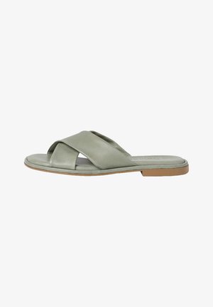 Groene leren slidesandalen met een kruisbandontwerp en een platte, beige rubberen zool. Gladde textuur en minimalistische stijl.