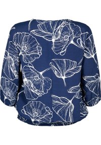 Haut bleu marine avec un grand imprimé floral blanc, col rond, manches trois-quarts et détail d'ourlet froncé avec une coupe décontractée.