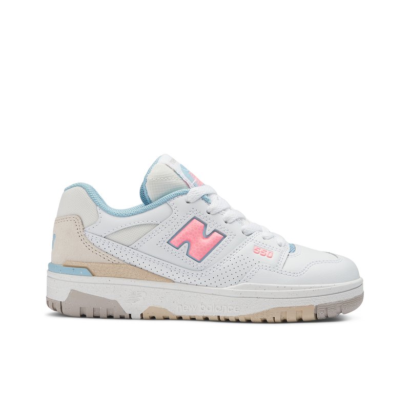 Sneaker bianca con accenti azzurri, logo rosa e pannelli testurizzati. Presenta una suola alta e dettagli perforati.