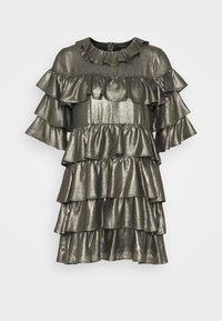 Metallinen vihreä mekko, jossa on kerrokselliset röyhelöt, lyhyet hihat, pyöreä pääntie ja vetoketjusuljenta takana. Kiiltävä, tekstuurinen kangas.