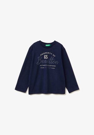 Camiseta de manga larga en color navy hecha de algodón, con escote redondo, que presenta el texto "PROPIEDAD DE 65 Benetton" en un color contrastante.
