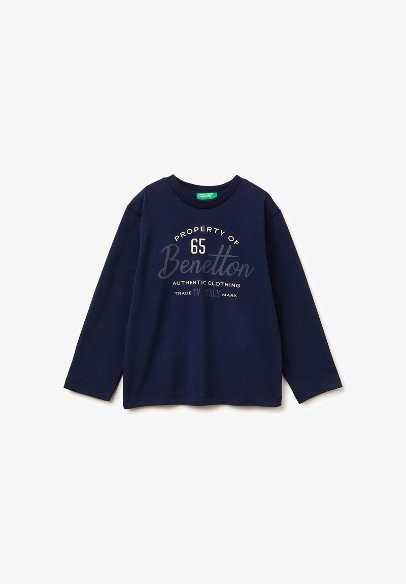 Marineblaues Langarm-T-Shirt aus Baumwolle mit Rundhalsausschnitt, mit dem Schriftzug "EIGENTUM VON 65 Benetton" in kontrastierender Farbe.