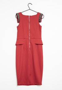 Punainen, muotoon ommeltu mekko, jossa on peplum-yksityiskohta, olkaimeton muotoilu, koristellut olkapääkoristeet ja keskellä takana vetoketju. Silkkinen kangas.