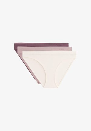 Drie dames slips in beige, lichtroze en donkerpaars. Gemaakt van zacht stof met een gladde tailleband en minimale naden.