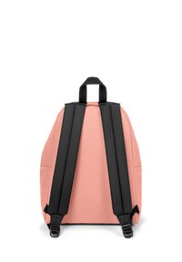 Zaino rosa con spallacci neri imbottiti regolabili e maniglia per il trasporto, mostrato da dietro su uno sfondo bianco.