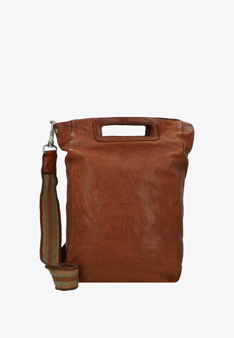 Bolso de cuero marrón con forma rectangular, que cuenta con un asa superior y una correa ajustable a rayas. Textura suave con hardware mínimo.