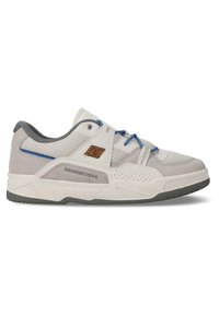 Grå og hvit sneakers med mesh-overflate, suede-detaljer og blå snører. Har perforeringer for pusteevne, gummisåle med teksturert grep.