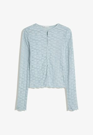 Cardigan lungo azzurro chiaro a maniche lunghe realizzato in tessuto testurizzato con motivo floreale, caratterizzato da un collo rotondo e chiusura con bottoni sul davanti.