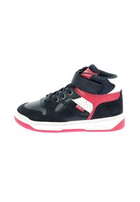 Středně vysoké sneakers v černé kůži a semiši s �červenými a bílými akcenty, síťovaným jazykem, polstrovaným límcem a gumovou podrážkou s růžovými detaily.