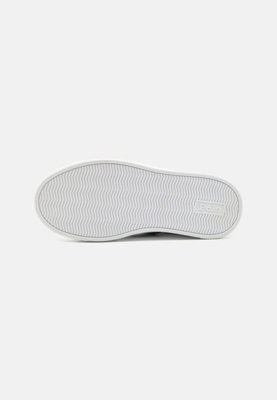 Fehér gumitalp zigzag mintázattal és "Polo" felirattal. Simább élek és lekerekített orrdesign. Minimalista és lapos profil.