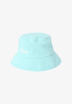 Lichtblauwe emmerhoed met wit FILA-logo aan de voorkant, gemaakt van zachte stof met gestikte naden en ventilatieoogjes.