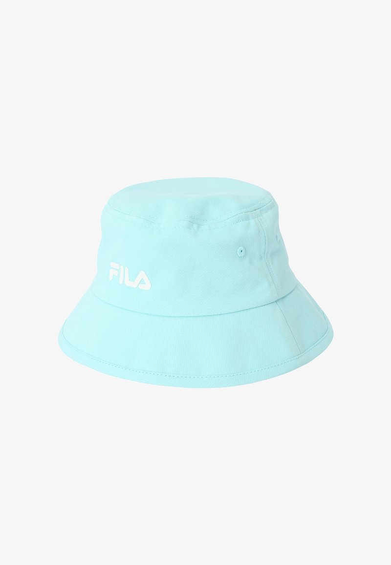 Chapeau bob bleu clair avec logo FILA blanc sur le devant, en tissu doux avec coutures cousues et œillets de ventilation.