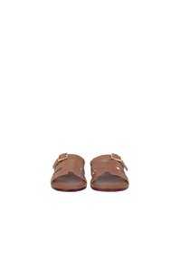 Bruine leren sandalen met uitsnijdingen, twee verstelbare banden met gouden gespen en een platte zool.