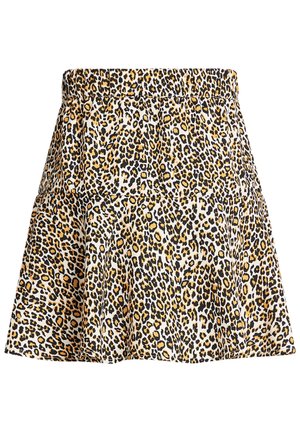 Jupe évasée à taille haute avec un motif léopard en noir, marron et beige sur fond blanc.