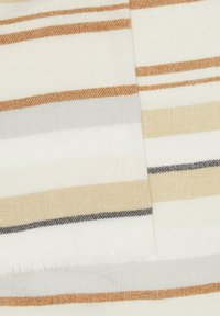 Wollen sjaal met afwisselende strepen in roomkleur, beige, grijs en zwart, met franjes aan de randen en een zachte textuur.