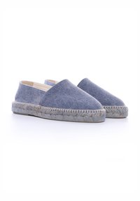 Espadrilles de tela azul con punta redondeada y sin tacón. Suela de yute con detalles trenzados alrededor del borde. Diseño simple y plano.