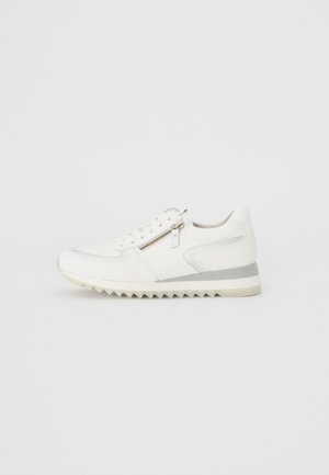 Weißes Schnürsneaker mit einer strukturierten Oberseite, seitlichem Reißverschlussdetail und grauen Akzenten; verfügt über eine Gummisohle mit einem Zickzackmuster.