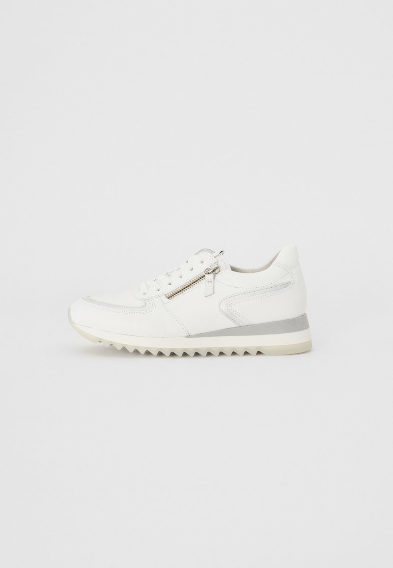 Zapatilla blanca con cordones, con una parte superior texturizada, detalle de cremallera lateral y acentos grises; cuenta con una suela de goma con un patrón en zigzag.