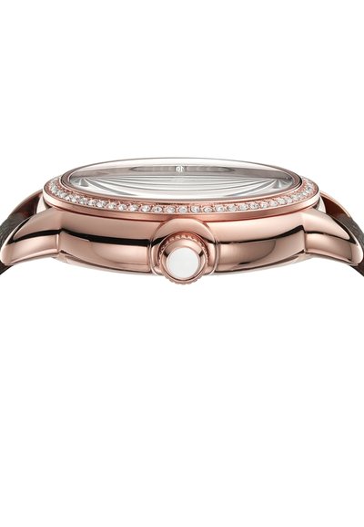 Roséguldklocka med rund boett, kristallaccenter runt bezeln, vitt krondetalj och en strukturerad läderrem.