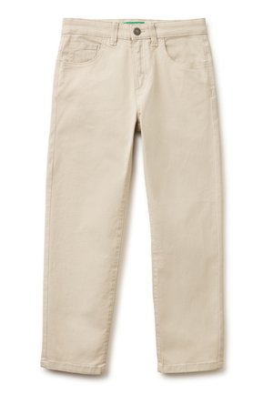 Beżowe spodnie o prostych nogawkach z przednim guzikiem i zamkiem błyskawicznym, szlufkami na pasek oraz pięciokieszeniowym krojem na białym tle.