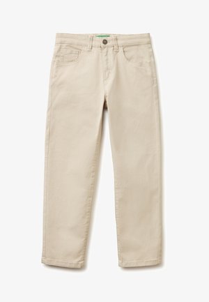 Pantaloni beige a gamba dritta con bottone frontale e cerniera, passanti per cintura e design a cinque tasche su sfondo bianco.