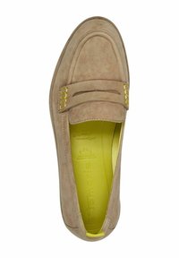 Mocassin en daim beige avec bande à monnaie et semelle intérieure jaune vif, vue de dessus.