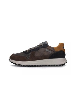 Scarpa sportiva in suede e pelle marrone con un design testurizzato, accenti grigi e una suola in gomma con profondi battistrada per la presa.