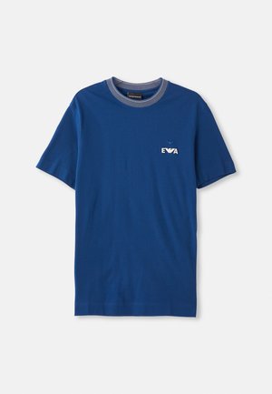 T-shirt en coton bleu à manches courtes, avec un col rond rayé et un logo "EVA" brodé sur la poitrine. Texture lisse.