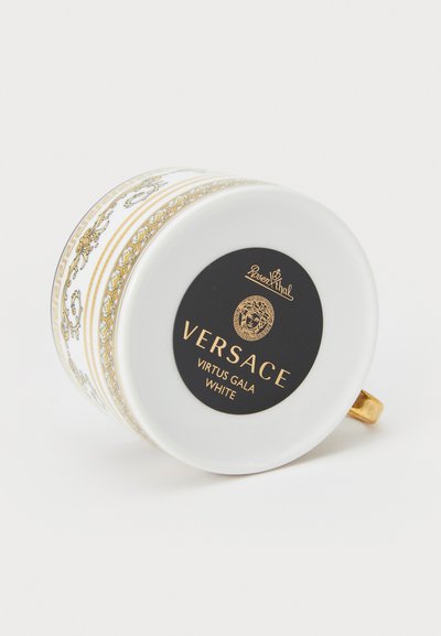 Κεραμική κούπα σε λευκό με χρυσές λεπτομέρειες. Διαθέτει περίτεχνα σχέδια και μαύρη ετικέτα με το λογότυπο "Versace Virtus Gala White". Χρυσή λαβή.