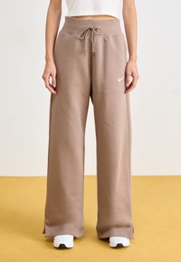 Nike Sportswear - SPORTSWEAR PHOENIX FLEECE - Pantalon de survêtement - mink brown/sail Image miniature 1